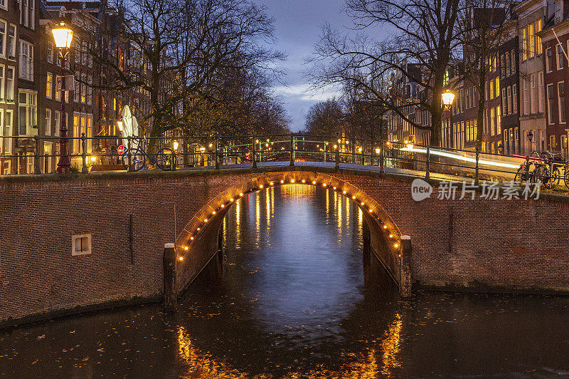 阿姆斯特丹在冬季照亮了Herengracht的桥梁