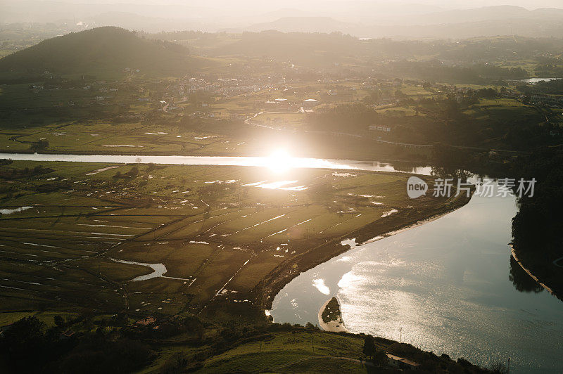 夕阳映在河上