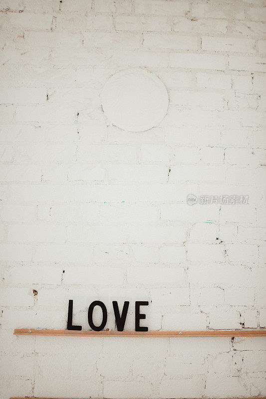 白砖墙上的爱情标志
