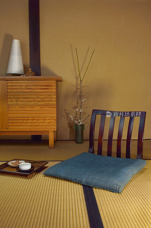 家居装饰与地面上的木椅