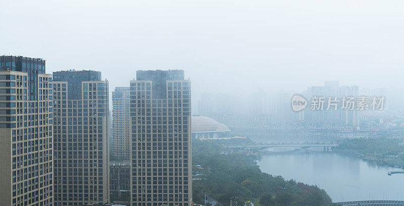 雨后城市建筑的鸟瞰图