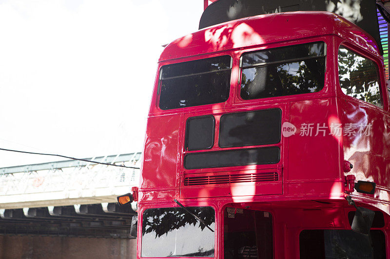 伦敦南岸的红色伦敦巴士