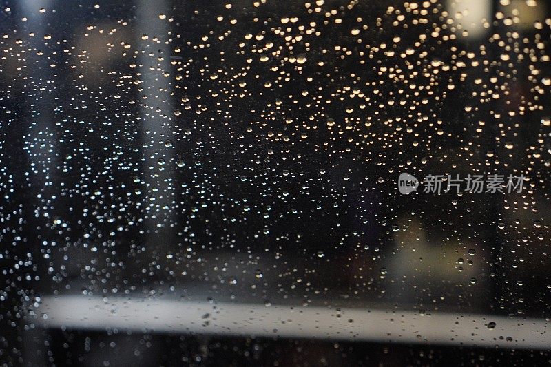 雨滴落在窗户上