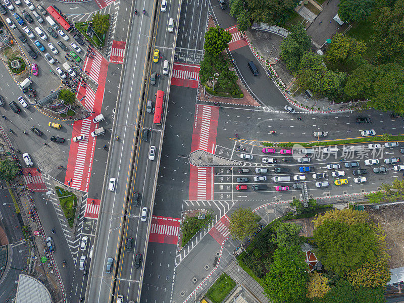 泰国曼谷市中心繁忙的十字路口的无人机拍摄