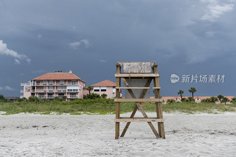 佛罗里达州可可海滩暴风雨天的空救生员椅