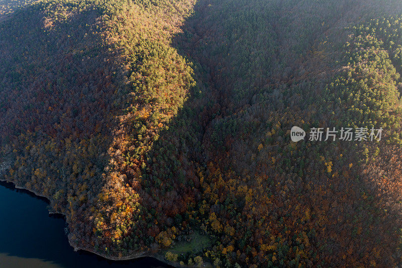 无人机在Boraboy拍摄的美丽的秋天湖面反射的鸟瞰图，它就像墙纸一样