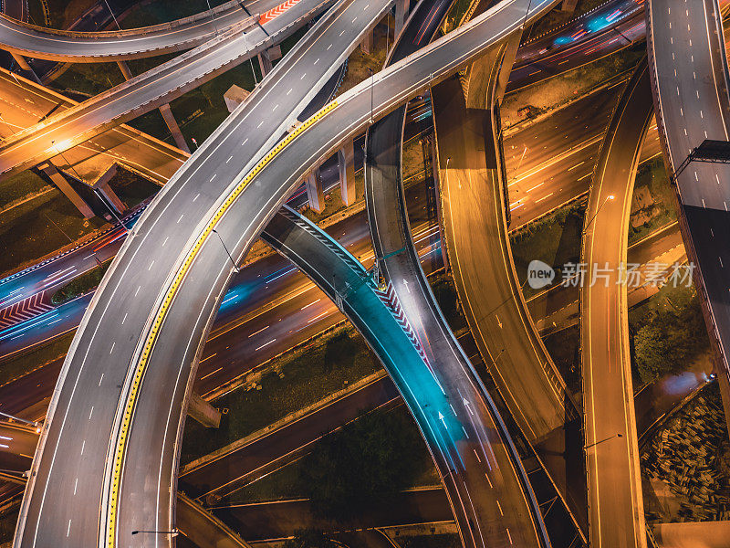 无人机视图直接在夜景城市与高架公路桥梁交叉路口