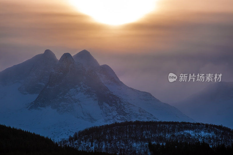 挪威诺德兰，挪威海上冬季日出时的雪山