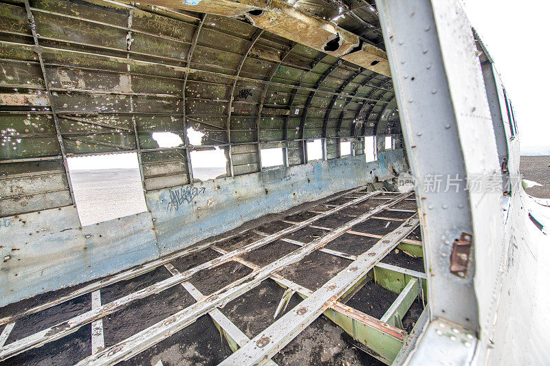 飞机内部，失事飞机的残骸在冰岛的索尔海马山杜尔黑沙滩上