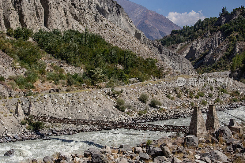 巴基斯坦喀喇昆仑公路查普罗特山谷的旧木索桥