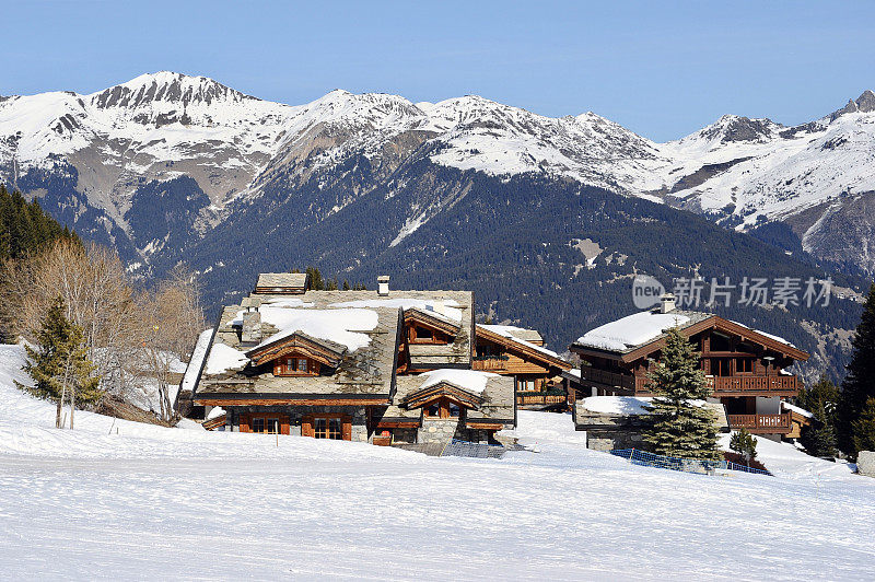库尔雪维尔滑雪胜地，冬天有漂亮的小木屋。