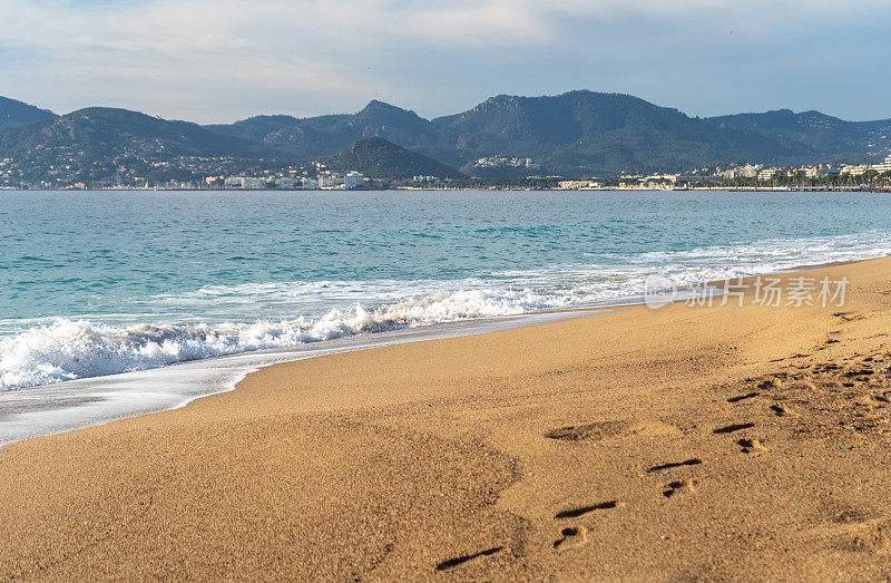 海浪沙滩纹理背景，透明的海水，蓝天，阳光海岸