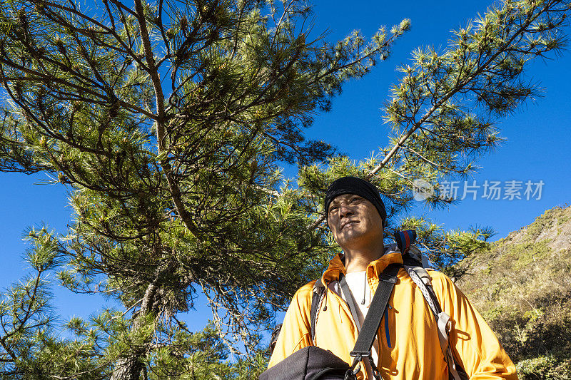 在山上徒步旅行的人的肖像。