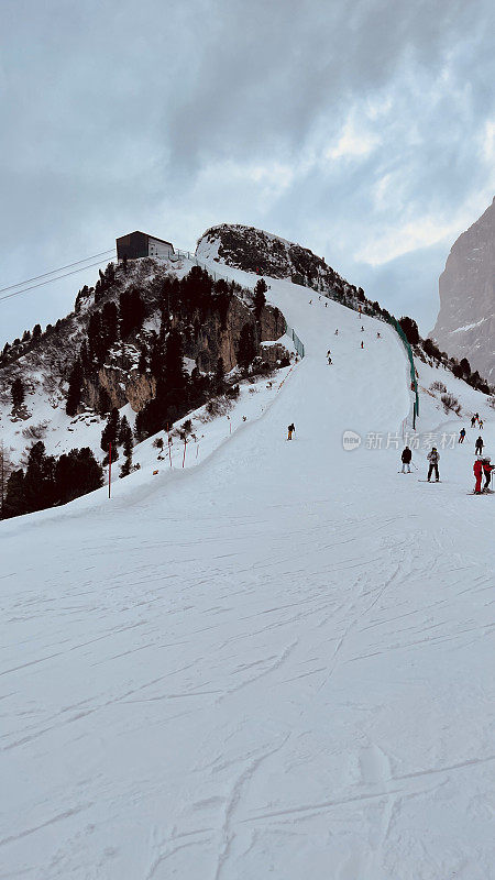 意大利南蒂罗尔多洛米蒂山脉到处都是下坡滑雪的人
