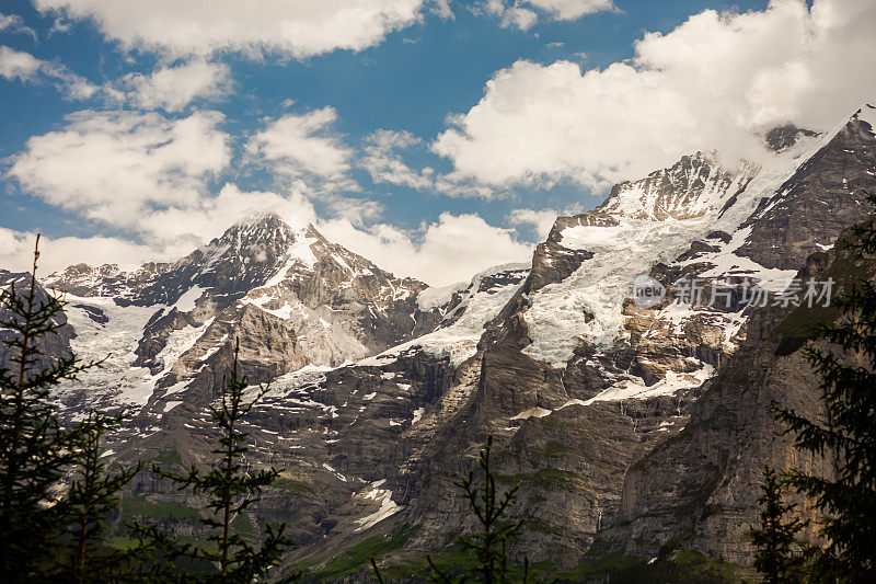 山的风景。Lauterbrunnen。瑞士。伯尔尼州。穆伦村庄。夏天。绿草