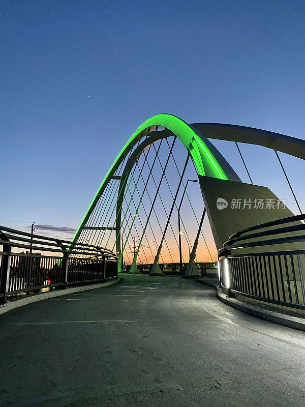 夕阳下的明尼阿波利斯东北洛瑞桥