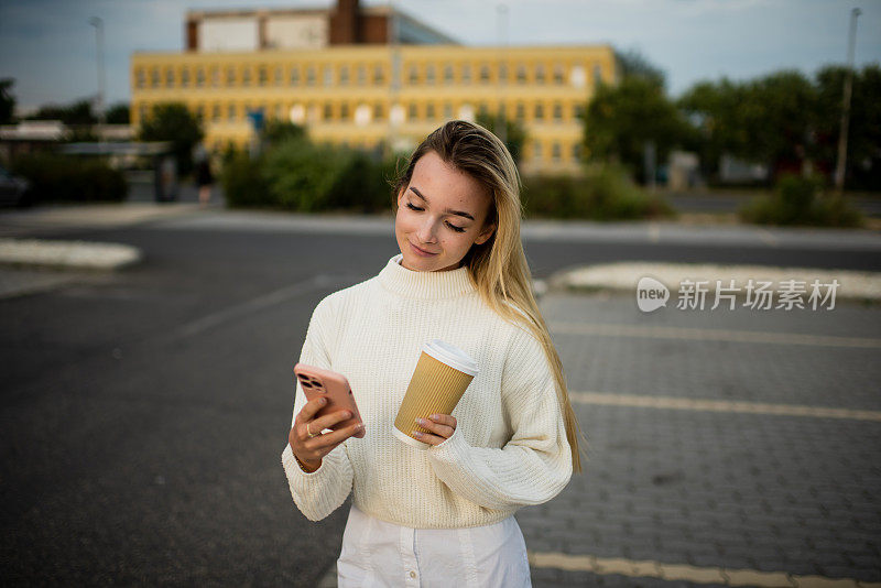 年轻女子在购物