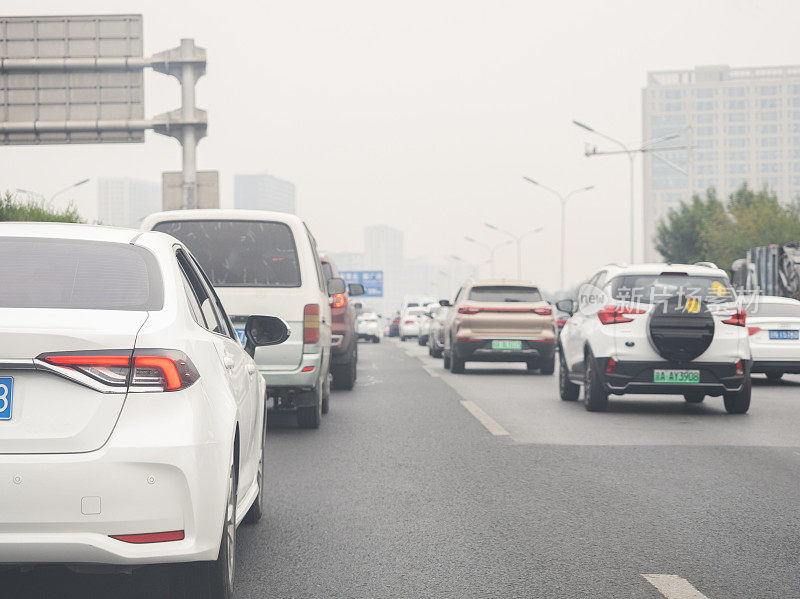 汽车在路上行驶