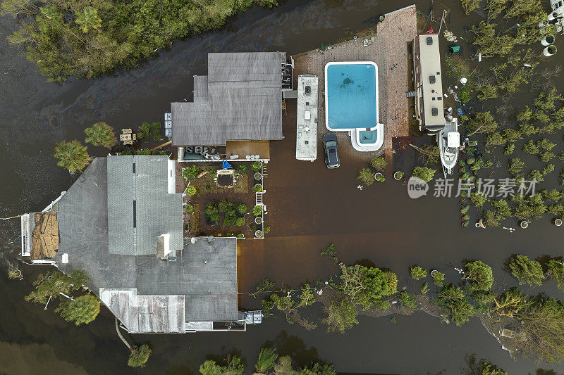自然灾害的后果。飓风“伊恩”袭击佛罗里达居民区后，住宅区周围发生严重洪水