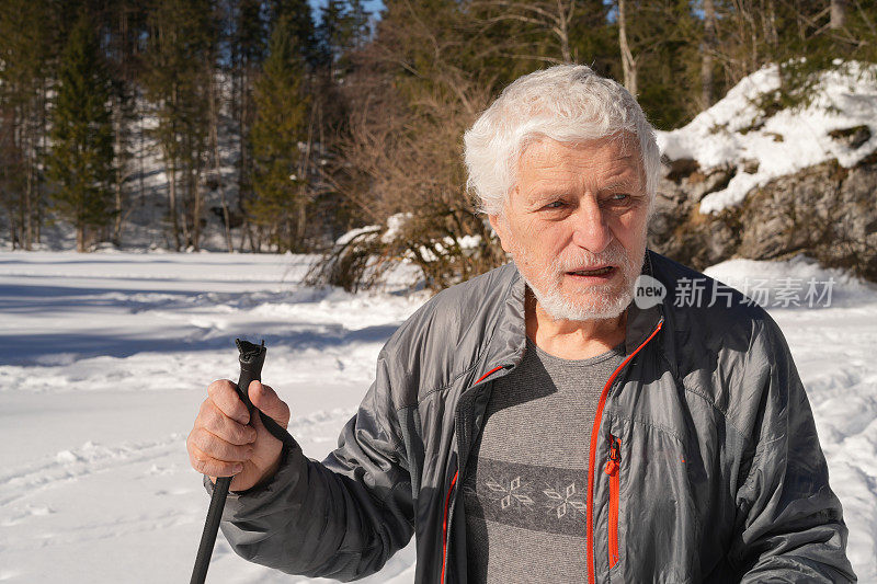 老人的肖像视图，帕金森氏病患者在斯洛文尼亚越野滑雪