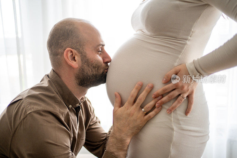 已婚夫妇期待着孩子的到来，在他们的家中享受生活