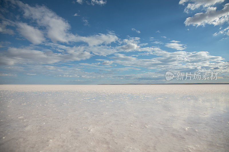 夏天的盐湖景色和天空中的云