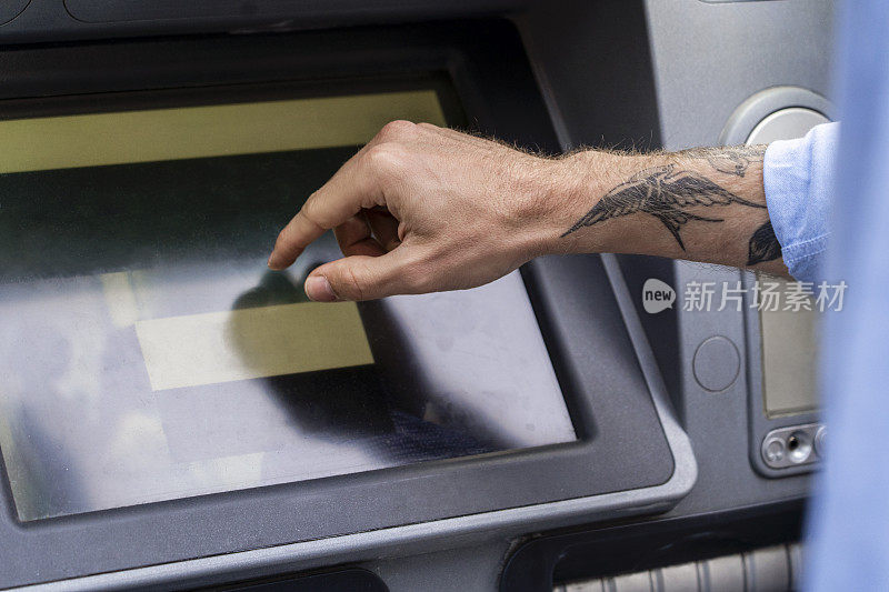 交易过程中男子触摸ATM屏幕的特写