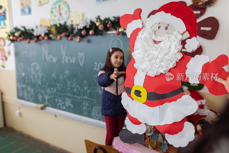 新年学校活动。装饰教室。