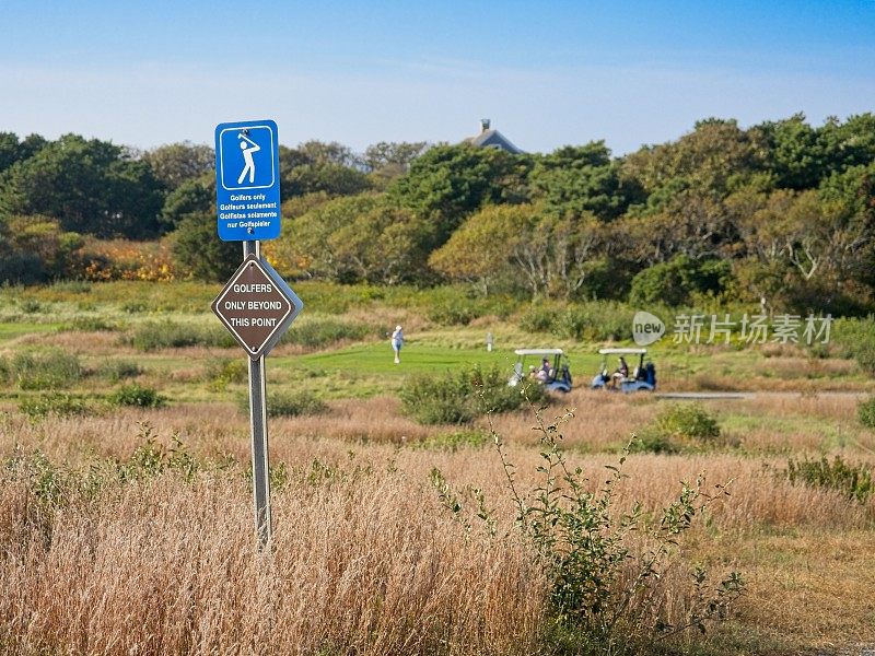 在科德角国家海岸，除了高尔夫球手外，没有人会看到一个牌子，警告游客不要冒险进入毗邻的高尔夫球场