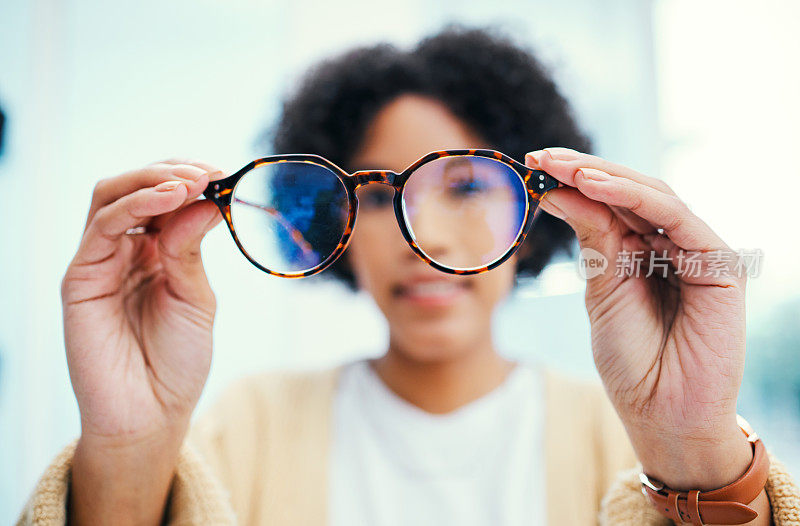视力方面，女士手里拿着眼镜，用镜框进行眼部护理、健康和检查镜片质量。健康，保险和视力改善，设计师眼镜变焦与美容配件和验光