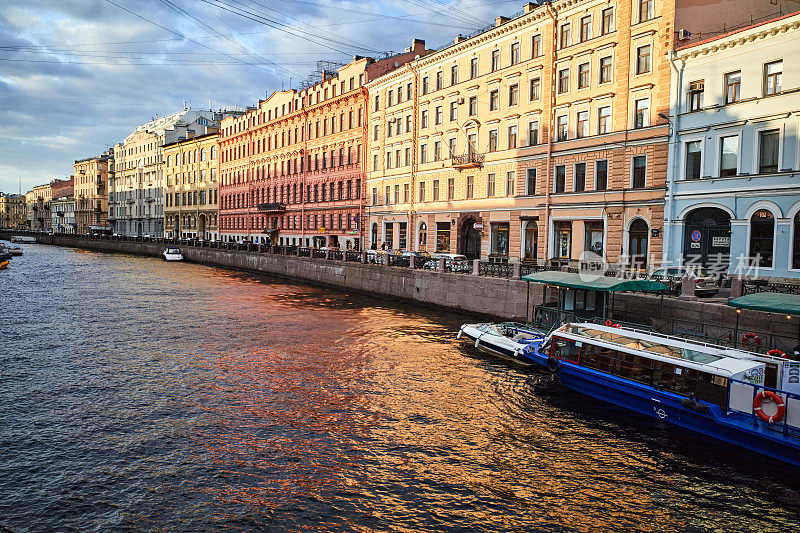 圣彼得堡的街道和莫伊卡河