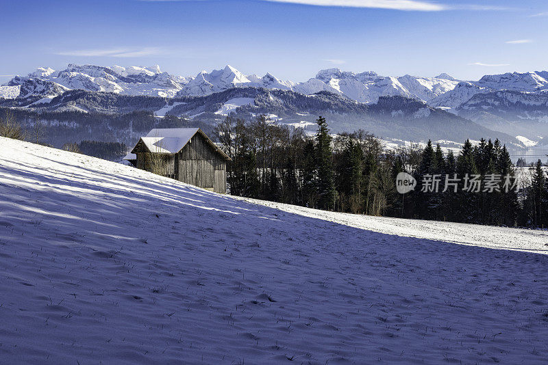 初冬，瑞士中部艾因西德尔附近的第一场雪