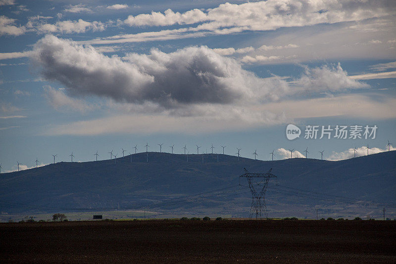 在坎波斯德卡斯蒂利亚的一座山的山脊上发电的风车