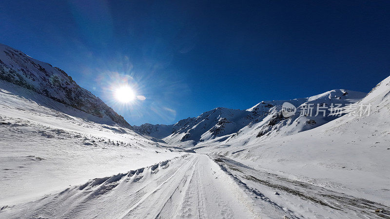 冬天的早晨，雪山峡谷一览无余