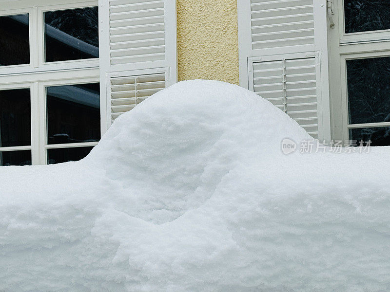 房子里刚下的雪