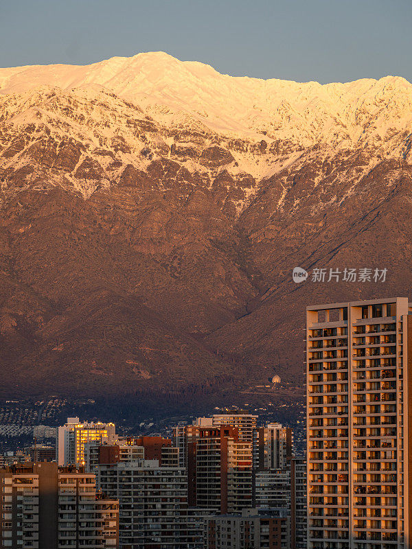 在智利圣地亚哥，白雪皑皑的安第斯山脉为背景