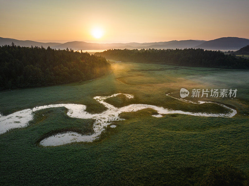 日出时断断续续的湖泊