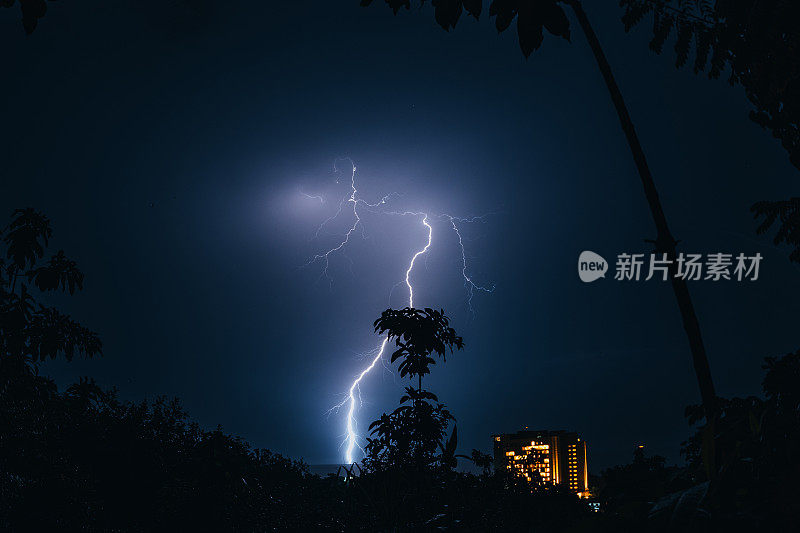 夏天海面上漆黑的夜空中的闪电