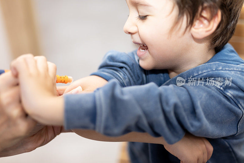 可爱的孩子在注射胰岛素
