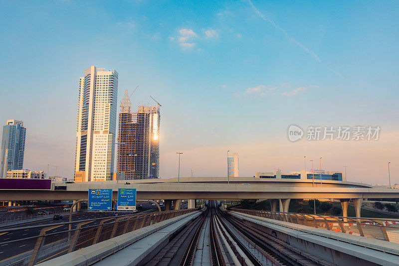 在乘坐迪拜地铁时欣赏城市天际线上的日落