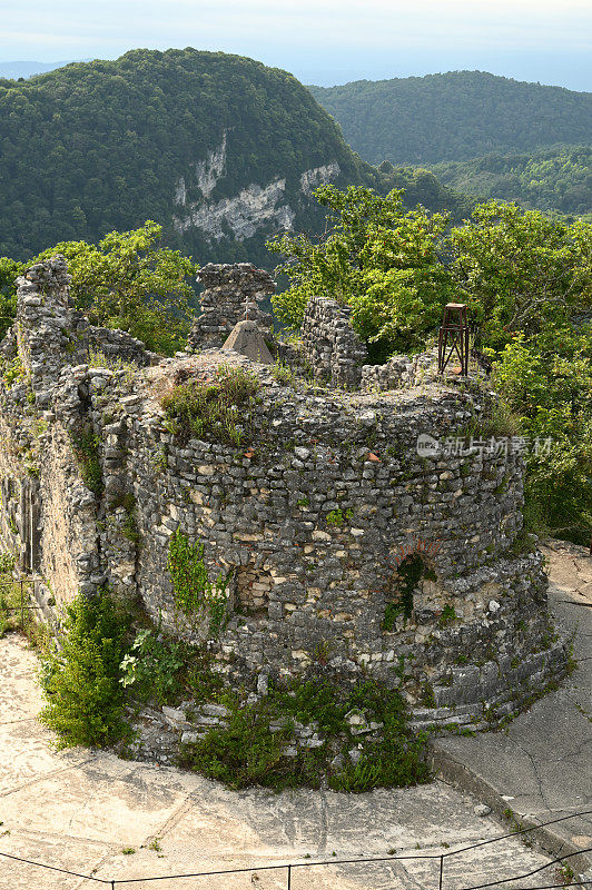 西奥多·铁龙神庙。位于阿布哈兹新阿索斯的伊维里安山顶的阿那科亚要塞遗址。