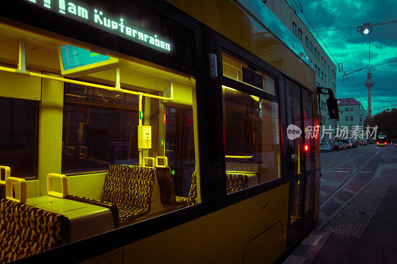 日落时的柏林电车城市景观