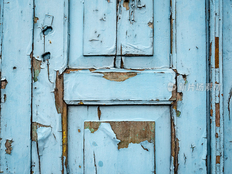 一扇油漆脱落的旧门，因为它太旧了，而且没有人照管