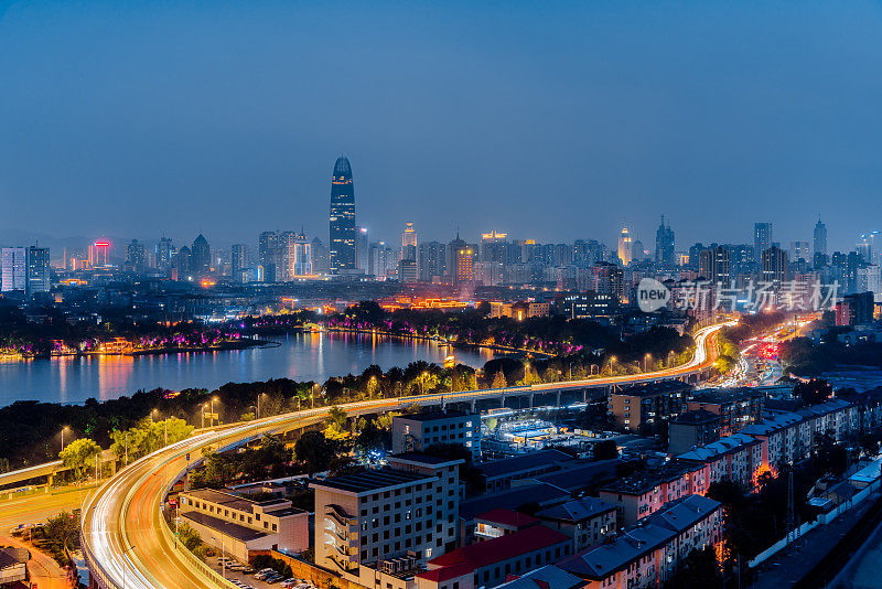 中国山东济南，大明湖和高架桥的夜景