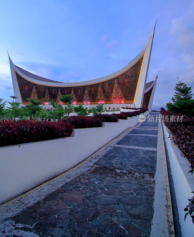 西苏门答腊大清真寺黄昏全景