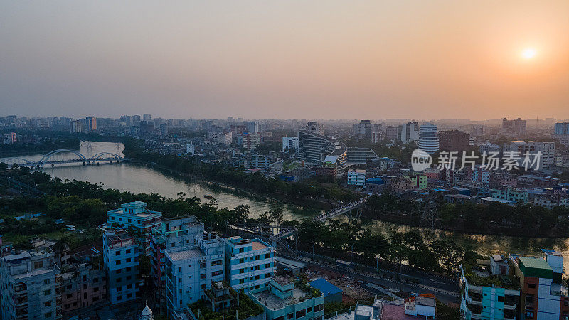 达卡城市天际线的Arial视图。达卡市前的哈蒂吉勒湖。孟加拉国达卡的商业和住宅建筑