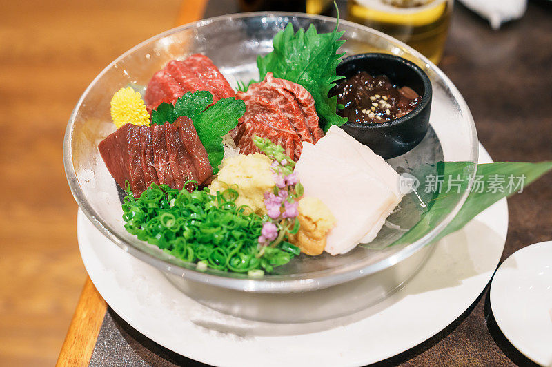 马肉片生鱼片或日本的刺身。Baniku包括瘦肉、大理石花纹、鬃毛和肝脏。日本长野县松本市的优质肉类和著名食物