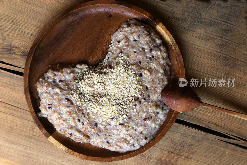 一大碗美味健康的燕麦粥作为早餐，早餐。俯视图，近距离，白色木制质朴的桌子
