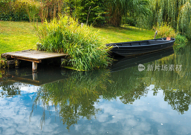 斯普雷瓦尔德Lübbenau勒德典型的森林河流景观，在阳光明媚的秋天