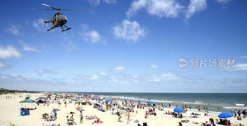 乘坐直升机游览海滩